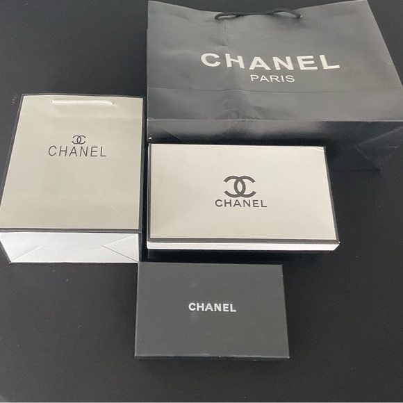 🔥2 CHANEL BOXES & 2 BAGS - Picture 2 of 5